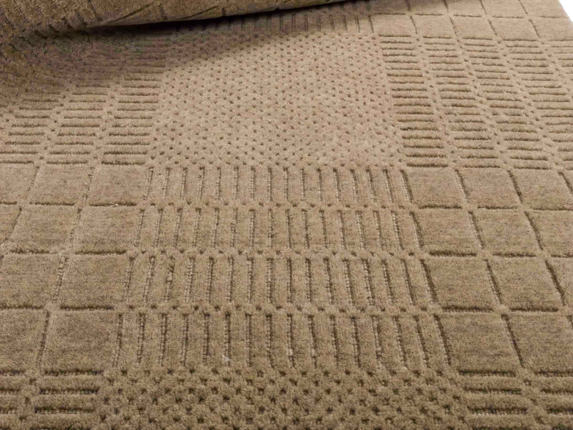 Moderner, Handloom Lori Orientteppich von Khademi aus Wolle, beige. Geometrisches Design. Produziert in Indien. Größe: 154x83cm. Teppichnummer: KB4-1531. Verkauf durch Jupiter Intl.