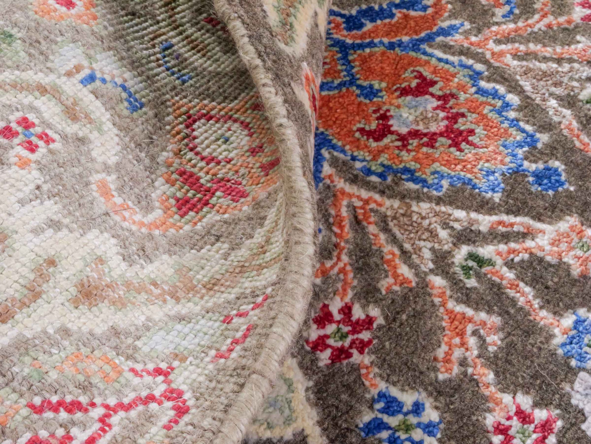 Handgeknüpfter Designer Oushak Orientteppich von Khademi aus Wolle mit Viskose, grün, mehrfarbig. Modernes Vintage-Design. Von Hand geknüpft in Indien. Größe: 177x121cm. Teppichnummer: KB4-1629. Verkauf durch Jupiter Intl.