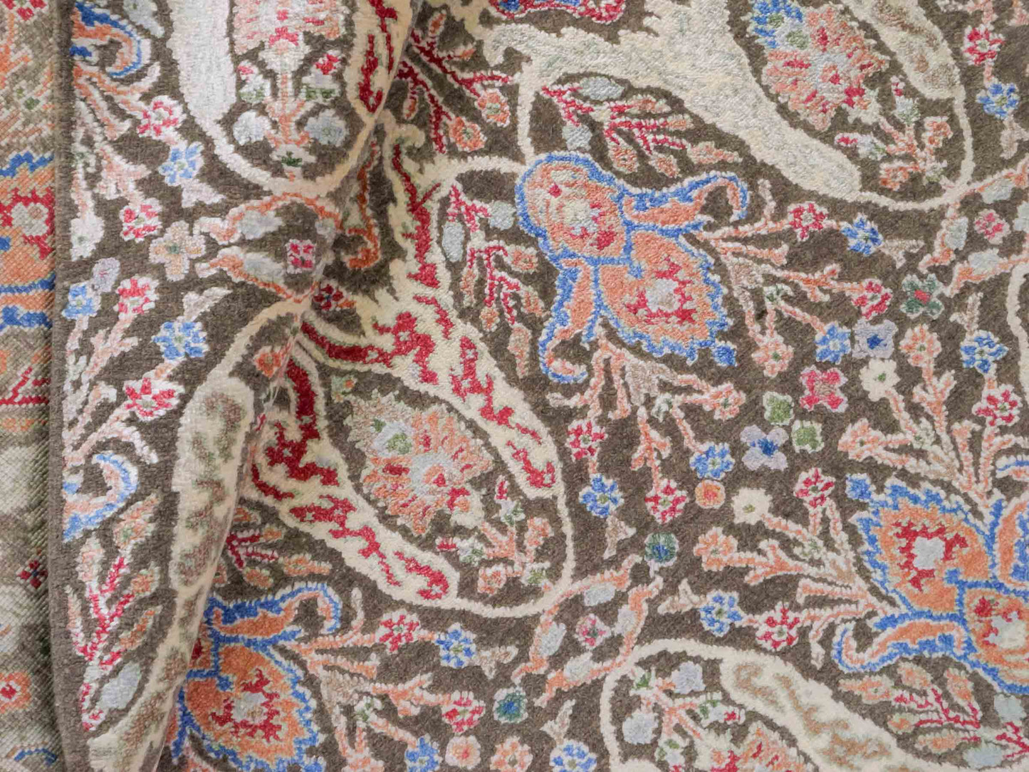 Handgeknüpfter Designer Oushak Orientteppich von Khademi aus Wolle mit Viskose, grün, mehrfarbig. Modernes Vintage-Design. Von Hand geknüpft in Indien. Größe: 177x121cm. Teppichnummer: KB4-1629. Verkauf durch Jupiter Intl.