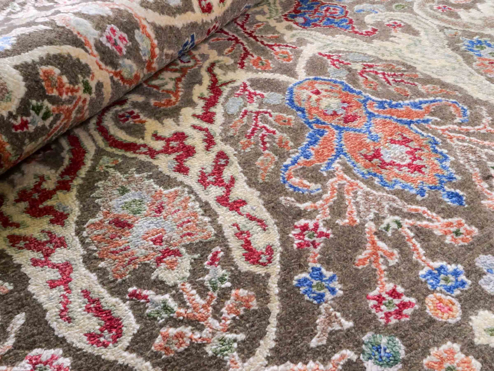 Handgeknüpfter Designer Oushak Orientteppich von Khademi aus Wolle mit Viskose, grün, mehrfarbig. Modernes Vintage-Design. Von Hand geknüpft in Indien. Größe: 177x121cm. Teppichnummer: KB4-1629. Verkauf durch Jupiter Intl.