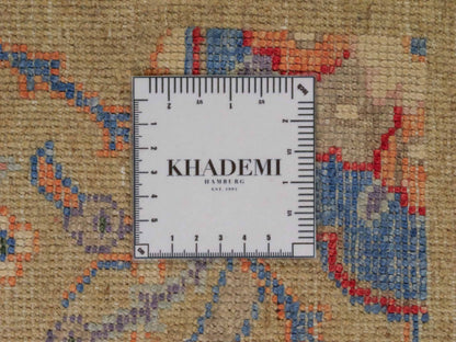 Handgeknüpfter Designer Oushak Orientteppich von Khademi aus Wolle mit Viskose, grün, mehrfarbig. Modernes Vintage-Design. Von Hand geknüpft in Indien. Größe: 196x142cm. Teppichnummer: KB4-1626. Verkauf durch Jupiter Intl.