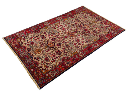 Handgeknüpfter, kaukasischer Orientteppich aus Wolle von Khademi. Größe: 182 x 126 cm. Farbe: Cremeweiß, rot. Verkauf durch JUPITER Intl.