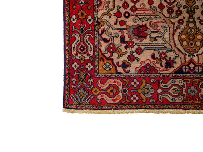 Handgeknüpfter, kaukasischer Orientteppich aus Wolle von Khademi. Größe: 182 x 126 cm. Farbe: Cremeweiß, rot. Verkauf durch JUPITER Intl.