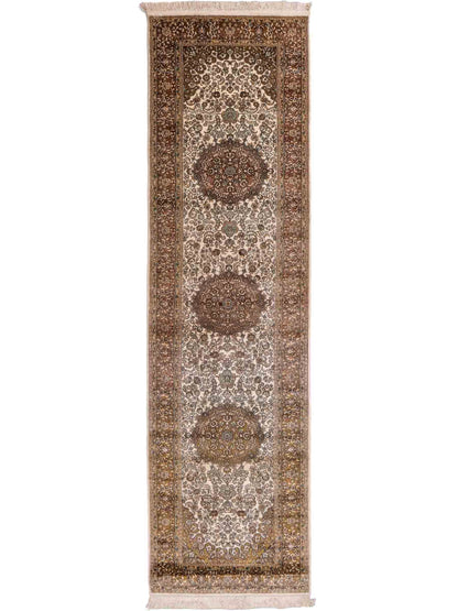 Sehr feiner, handgeknüpfter, chinesischer Ghom Orientteppich Läufer aus gesponnener Seide mit Medaillon-Design von Khademi, creme, braun. 303x80 cm. Verkauf durch Jupiter Intl.