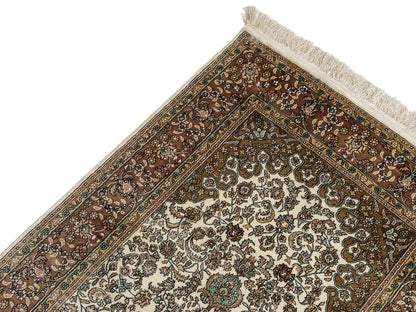 Sehr feiner, handgeknüpfter, chinesischer Ghom Orientteppich Läufer aus gesponnener Seide mit Medaillon-Design von Khademi, creme, braun. 303x80 cm. Verkauf durch Jupiter Intl.