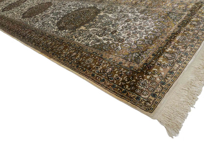 Sehr feiner, handgeknüpfter, chinesischer Ghom Orientteppich Läufer aus gesponnener Seide mit Medaillon-Design von Khademi, creme, braun. 303x80 cm. Verkauf durch Jupiter Intl.