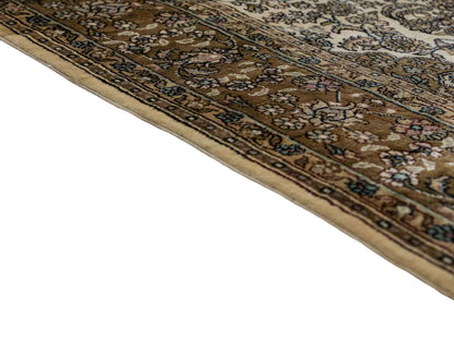 Sehr feiner, handgeknüpfter, chinesischer Ghom Orientteppich Läufer aus gesponnener Seide mit Medaillon-Design von Khademi, creme, braun. 303x80 cm. Verkauf durch Jupiter Intl.