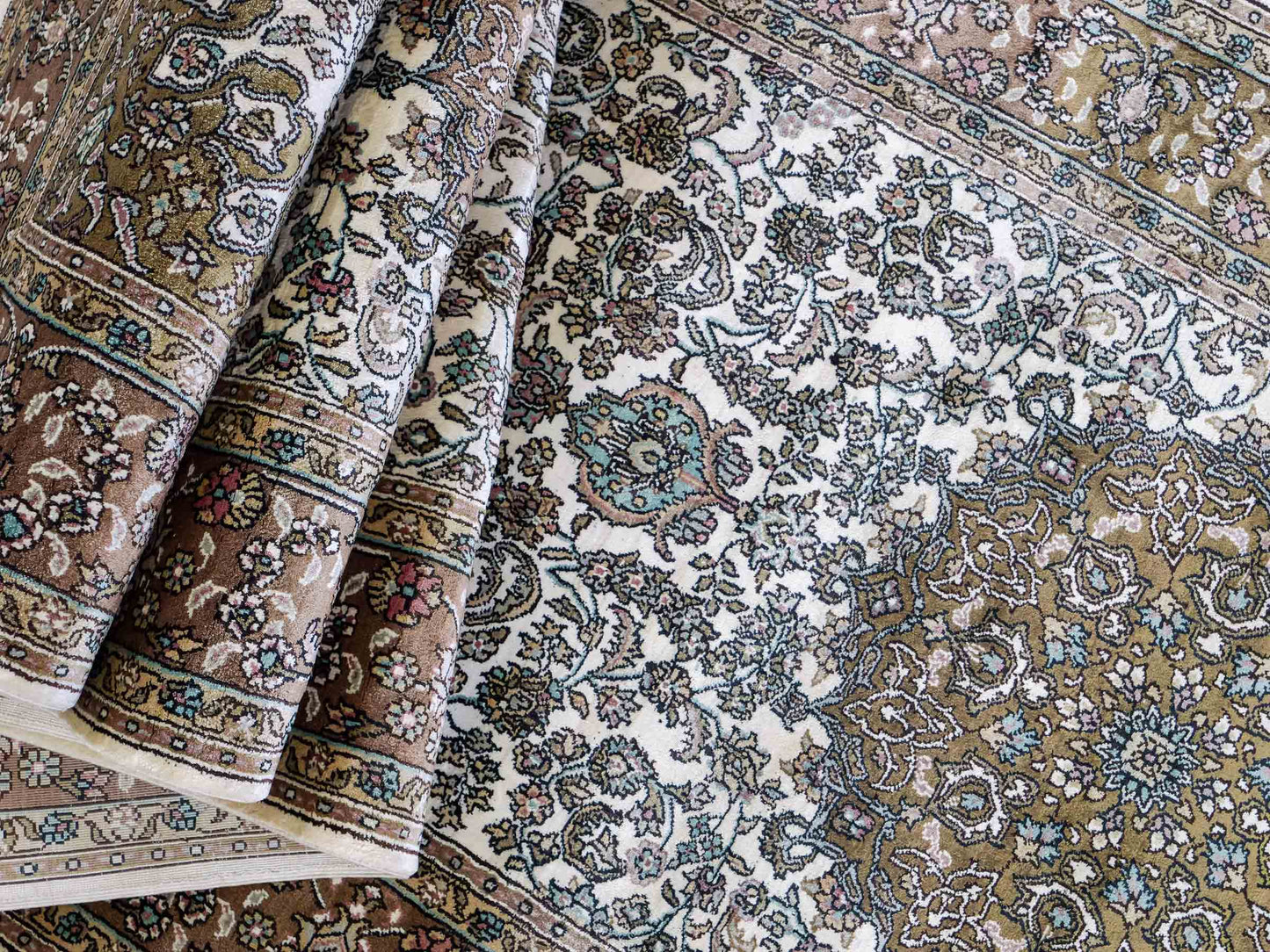 Sehr feiner, handgeknüpfter, chinesischer Ghom Orientteppich Läufer aus gesponnener Seide mit Medaillon-Design von Khademi, creme, braun. 303x80 cm. Verkauf durch Jupiter Intl.