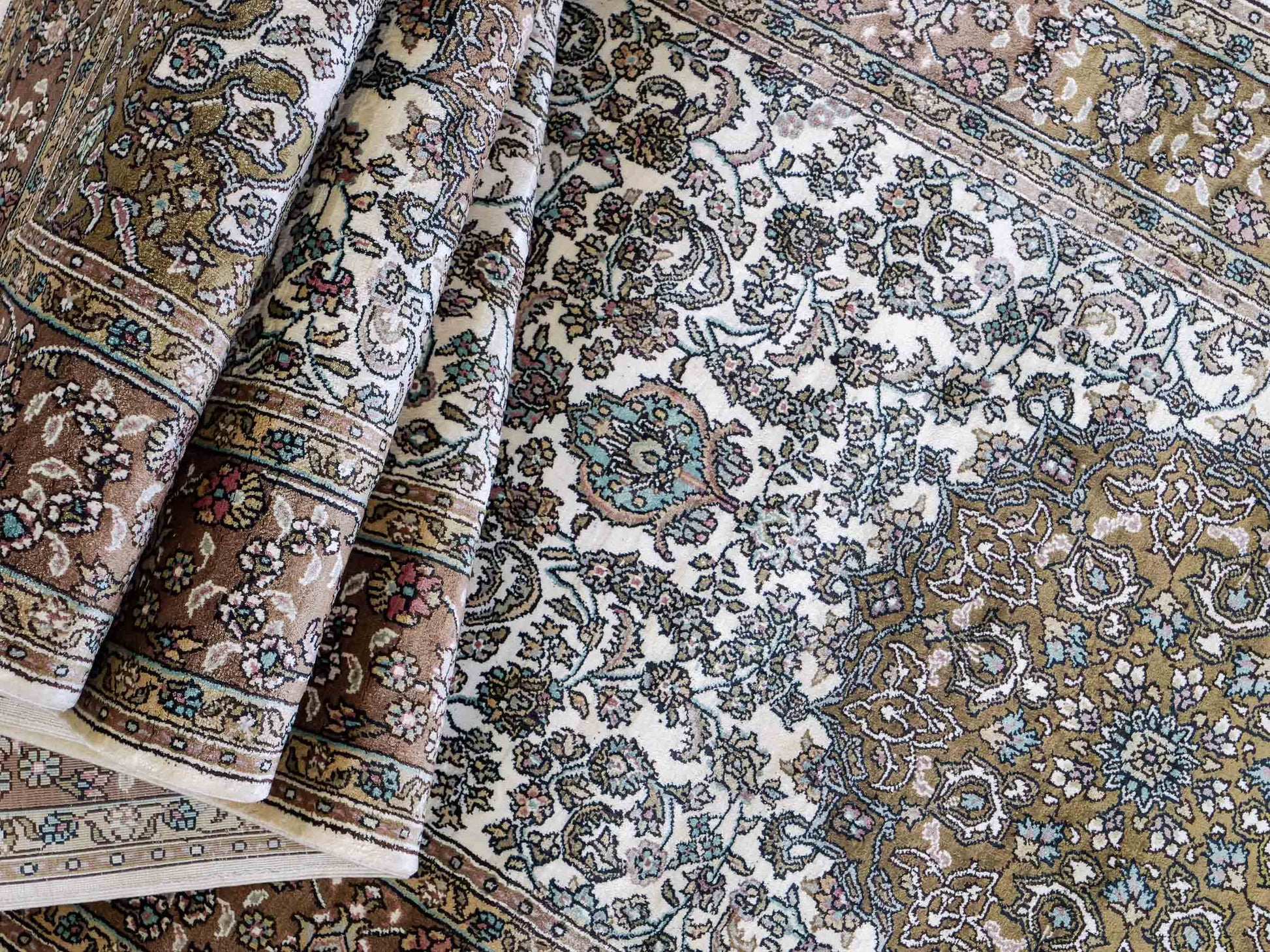 Sehr feiner, handgeknüpfter, chinesischer Ghom Orientteppich Läufer aus gesponnener Seide mit Medaillon-Design von Khademi, creme, braun. 303x80 cm. Verkauf durch Jupiter Intl.