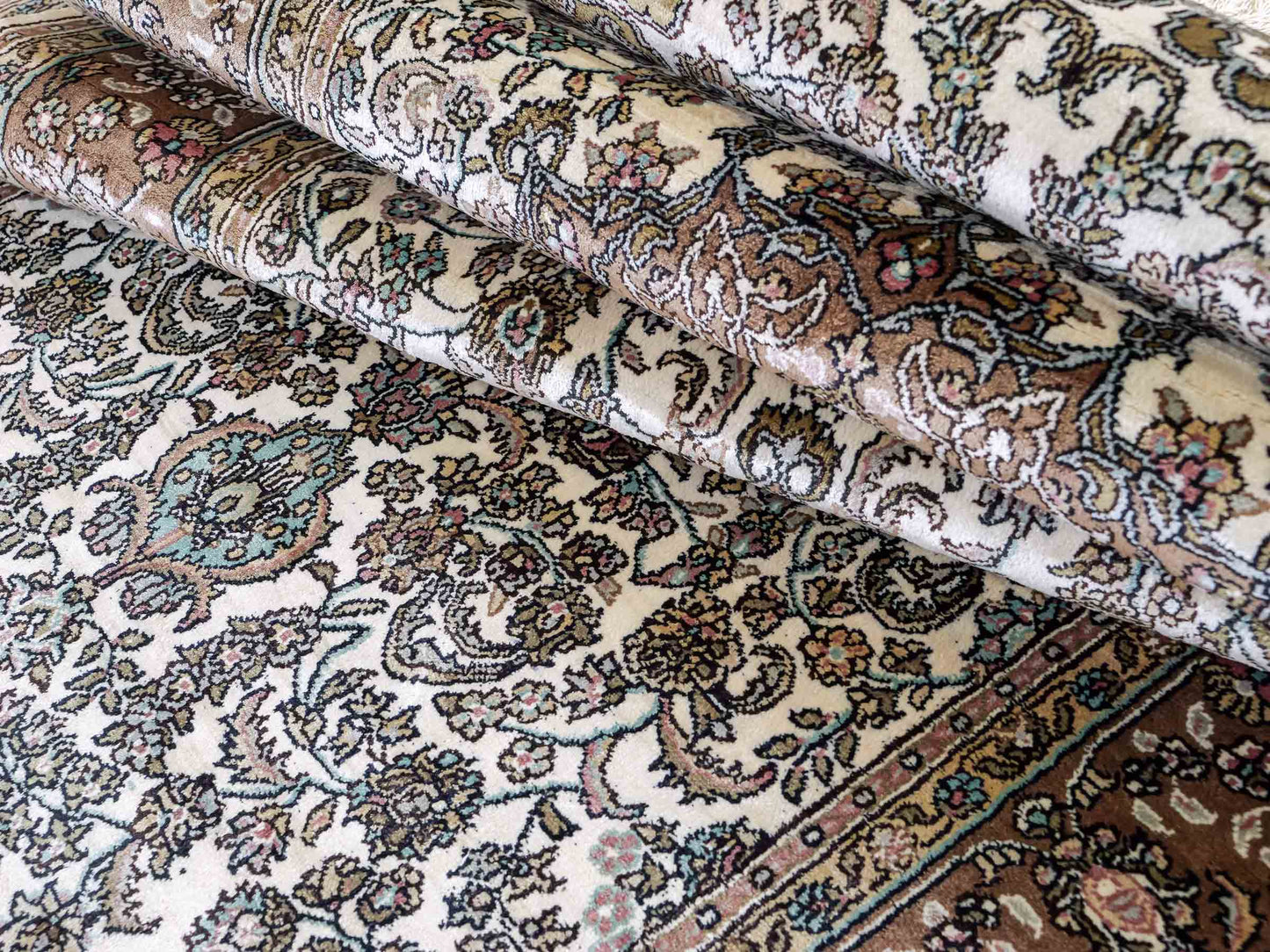 Sehr feiner, handgeknüpfter, chinesischer Ghom Orientteppich Läufer aus gesponnener Seide mit Medaillon-Design von Khademi, creme, braun. 303x80 cm. Verkauf durch Jupiter Intl.