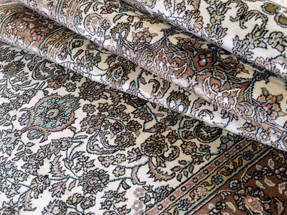 Sehr feiner, handgeknüpfter, chinesischer Ghom Orientteppich Läufer aus gesponnener Seide mit Medaillon-Design von Khademi, creme, braun. 303x80 cm. Verkauf durch Jupiter Intl.