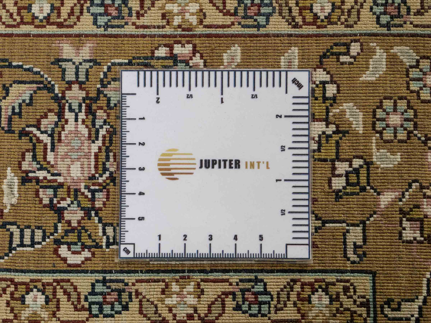 Sehr feiner, handgeknüpfter, chinesischer Ghom Orientteppich Läufer aus gesponnener Seide mit Medaillon-Design von Khademi, creme, braun. 303x80 cm. Verkauf durch Jupiter Intl.