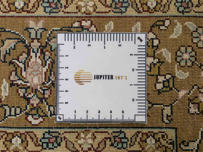 Sehr feiner, handgeknüpfter, chinesischer Ghom Orientteppich Läufer aus gesponnener Seide mit Medaillon-Design von Khademi, creme, braun. 303x80 cm. Verkauf durch Jupiter Intl.