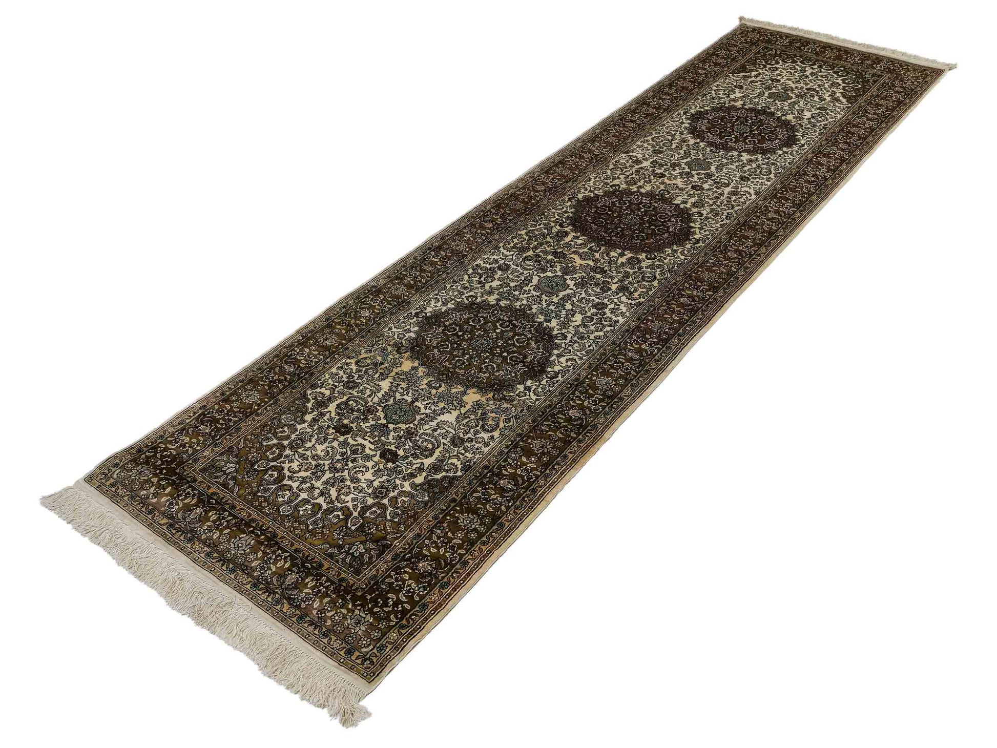 Sehr feiner, handgeknüpfter, chinesischer Ghom Orientteppich Läufer aus gesponnener Seide mit Medaillon-Design von Khademi, creme, braun. 303x80 cm. Verkauf durch Jupiter Intl.