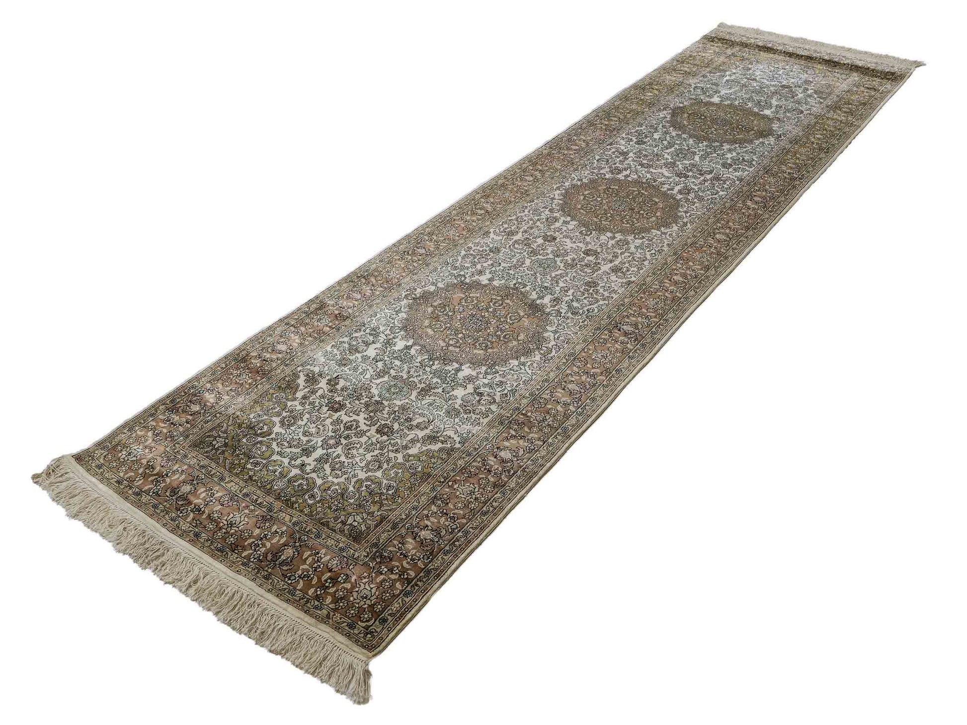 Sehr feiner, handgeknüpfter, chinesischer Ghom Orientteppich Läufer aus gesponnener Seide mit Medaillon-Design von Khademi, creme, braun. 303x80 cm. Verkauf durch Jupiter Intl.