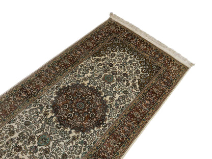 Sehr feiner, handgeknüpfter, chinesischer Ghom Orientteppich Läufer aus gesponnener Seide mit Medaillon-Design von Khademi, creme, braun. 303x80 cm. Verkauf durch Jupiter Intl.