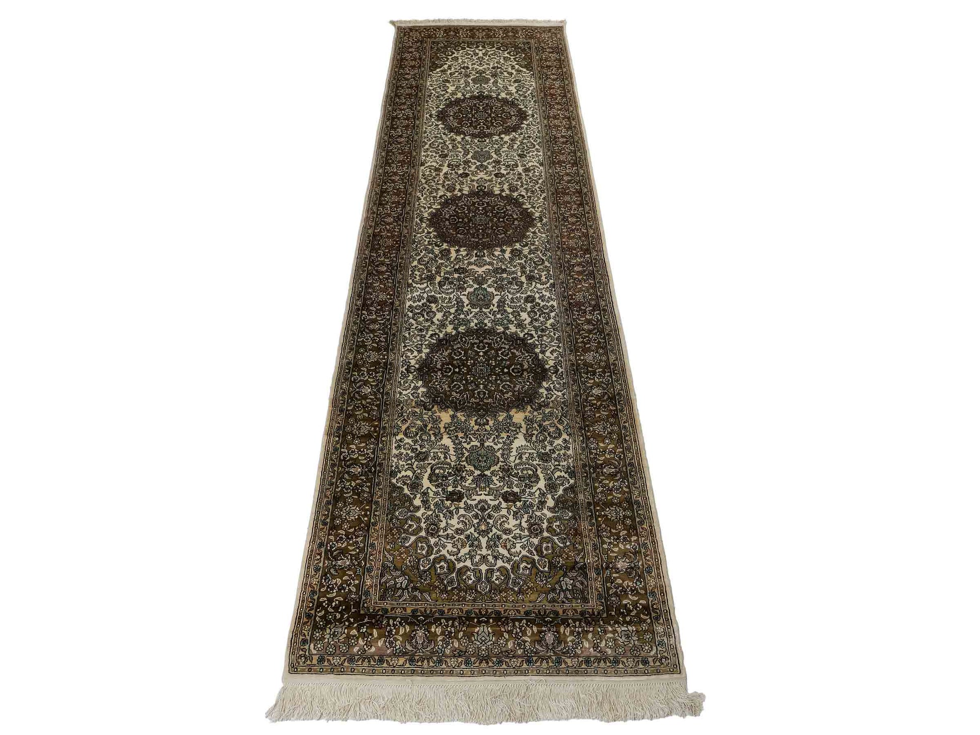 Sehr feiner, handgeknüpfter, chinesischer Ghom Orientteppich Läufer aus gesponnener Seide mit Medaillon-Design von Khademi, creme, braun. 303x80 cm. Verkauf durch Jupiter Intl.