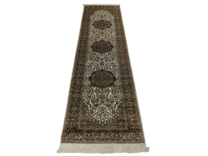 Sehr feiner, handgeknüpfter, chinesischer Ghom Orientteppich Läufer aus gesponnener Seide mit Medaillon-Design von Khademi, creme, braun. 303x80 cm. Verkauf durch Jupiter Intl.