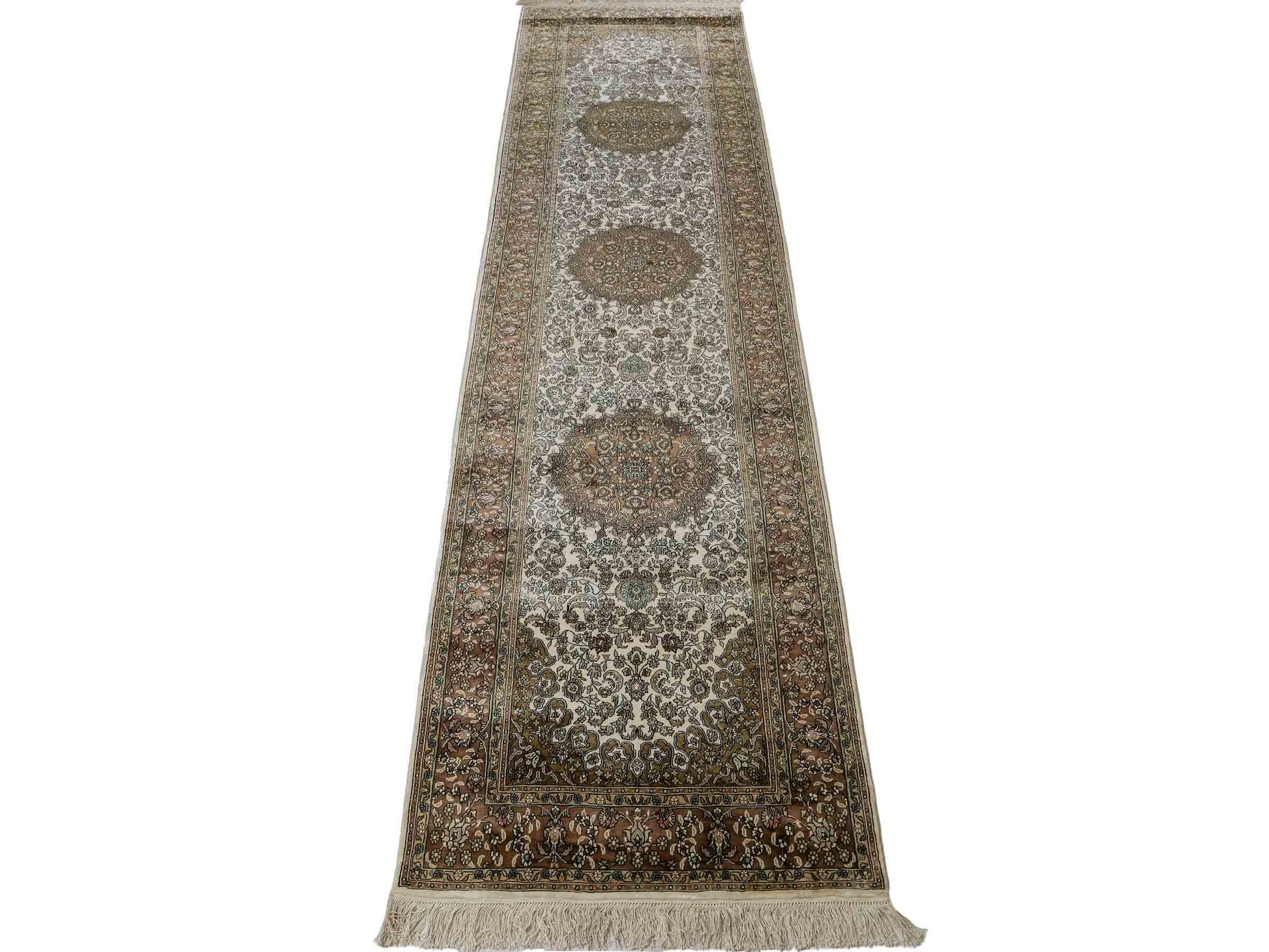 Sehr feiner, handgeknüpfter, chinesischer Ghom Orientteppich Läufer aus gesponnener Seide mit Medaillon-Design von Khademi, creme, braun. 303x80 cm. Verkauf durch Jupiter Intl.