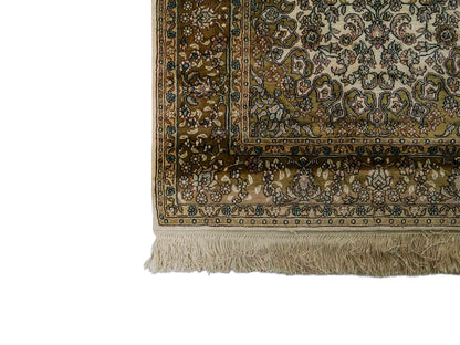 Sehr feiner, handgeknüpfter, chinesischer Ghom Orientteppich Läufer aus gesponnener Seide mit Medaillon-Design von Khademi, creme, braun. 303x80 cm. Verkauf durch Jupiter Intl.