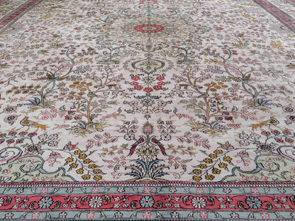 Feiner, handgeknüpfter, chinesischer Ghom Orientteppich aus gesponnener Seide mit Medaillon-Design von Khademi, creme, weiß, rosa. 359x273 cm. Verkauf durch Jupiter Intl.