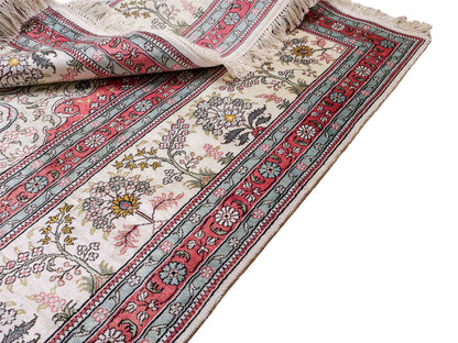 Feiner, handgeknüpfter, chinesischer Ghom Orientteppich aus gesponnener Seide mit Medaillon-Design von Khademi, creme, weiß, rosa. 359x273 cm. Verkauf durch Jupiter Intl.