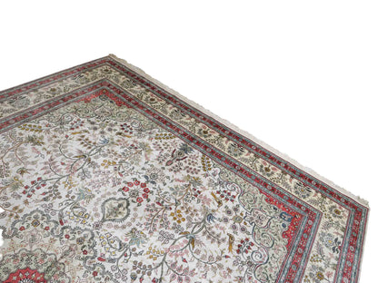 Feiner, handgeknüpfter, chinesischer Ghom Orientteppich aus gesponnener Seide mit Medaillon-Design von Khademi, creme, weiß, rosa. 359x273 cm. Verkauf durch Jupiter Intl.