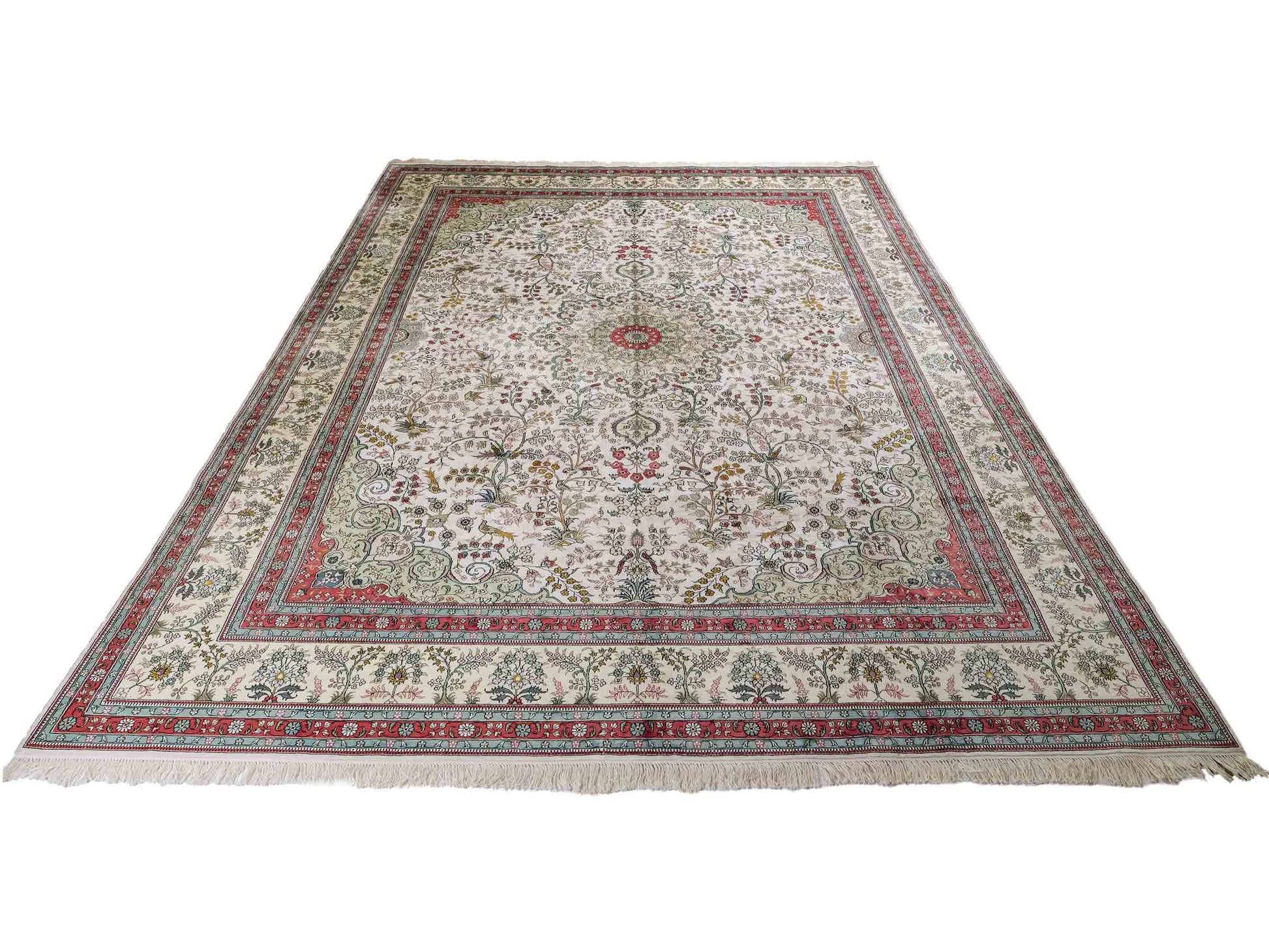 Feiner, handgeknüpfter, chinesischer Ghom Orientteppich aus gesponnener Seide mit Medaillon-Design von Khademi, creme, weiß, rosa. 359x273 cm. Verkauf durch Jupiter Intl.