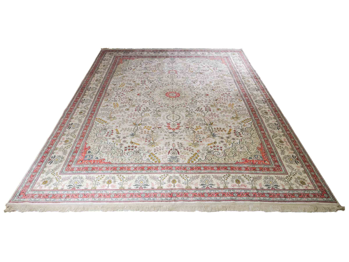 Feiner, handgeknüpfter, chinesischer Ghom Orientteppich aus gesponnener Seide mit Medaillon-Design von Khademi, creme, weiß, rosa. 359x273 cm. Verkauf durch Jupiter Intl.