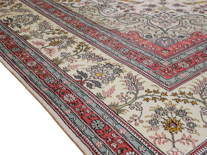 Feiner, handgeknüpfter, chinesischer Ghom Orientteppich aus gesponnener Seide mit Medaillon-Design von Khademi, creme, weiß, rosa. 359x273 cm. Verkauf durch Jupiter Intl.