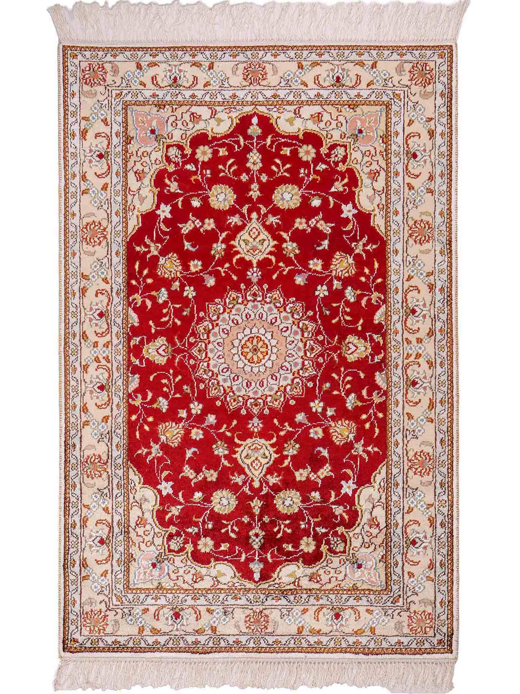 Feiner, handgeknüpfter, chinesischer Orientteppich mit Ghom Design aus Kunstseide, rot, creme, weiß. 120x77 cm. Verkauf durch Jupiter Intl.