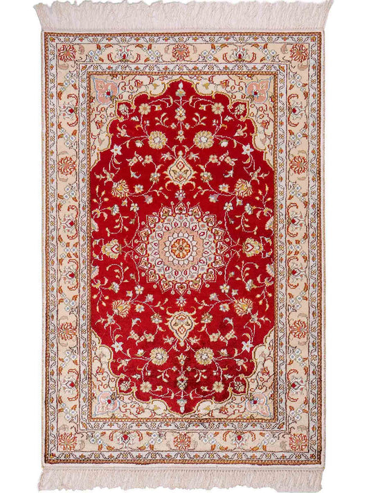 Feiner, handgeknüpfter, chinesischer Orientteppich mit Ghom Design aus Kunstseide, rot, creme, weiß. 120x77 cm. Verkauf durch Jupiter Intl.