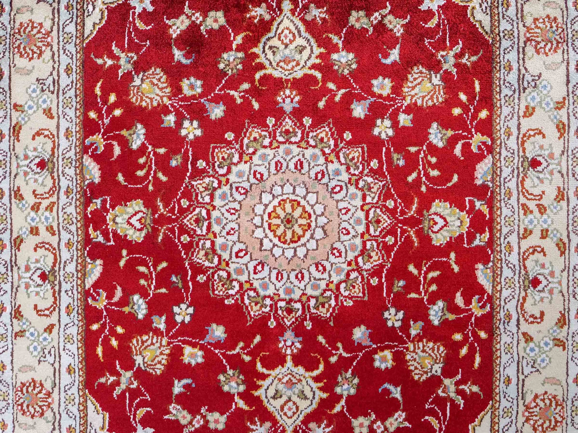 Feiner, handgeknüpfter, chinesischer Orientteppich mit Ghom Design aus Kunstseide, rot, creme, weiß. 120x77 cm. Verkauf durch Jupiter Intl.