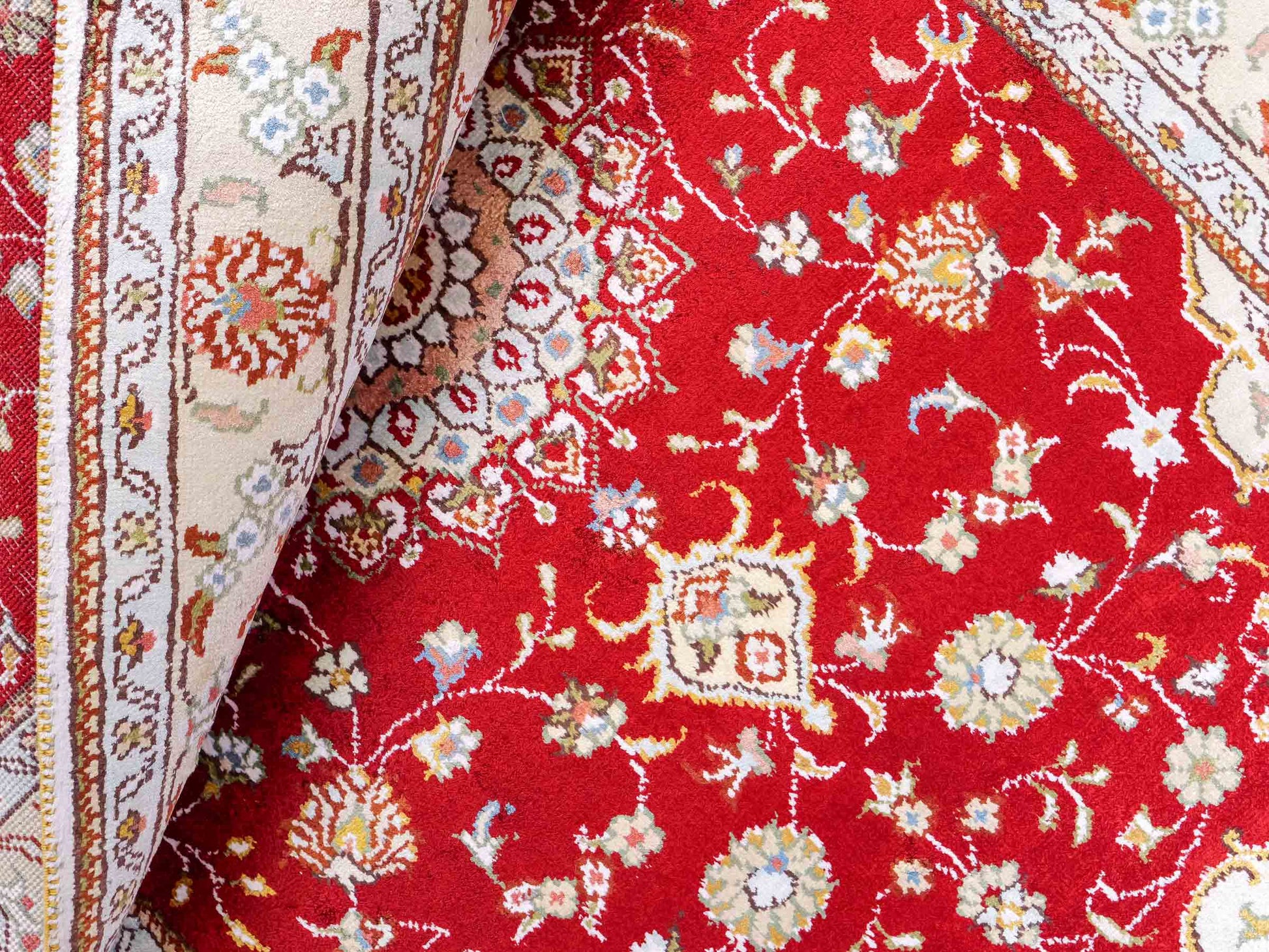 Feiner, handgeknüpfter, chinesischer Orientteppich mit Ghom Design aus Kunstseide, rot, creme, weiß. 120x77 cm. Verkauf durch Jupiter Intl.