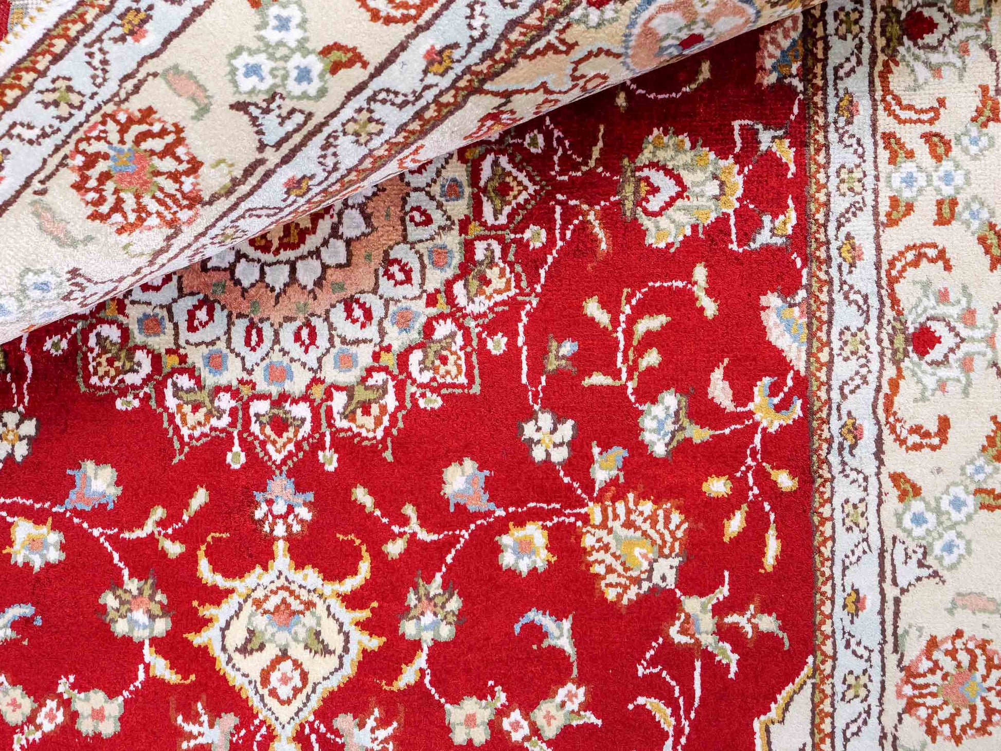 Feiner, handgeknüpfter, chinesischer Orientteppich mit Ghom Design aus Kunstseide, rot, creme, weiß. 120x77 cm. Verkauf durch Jupiter Intl.