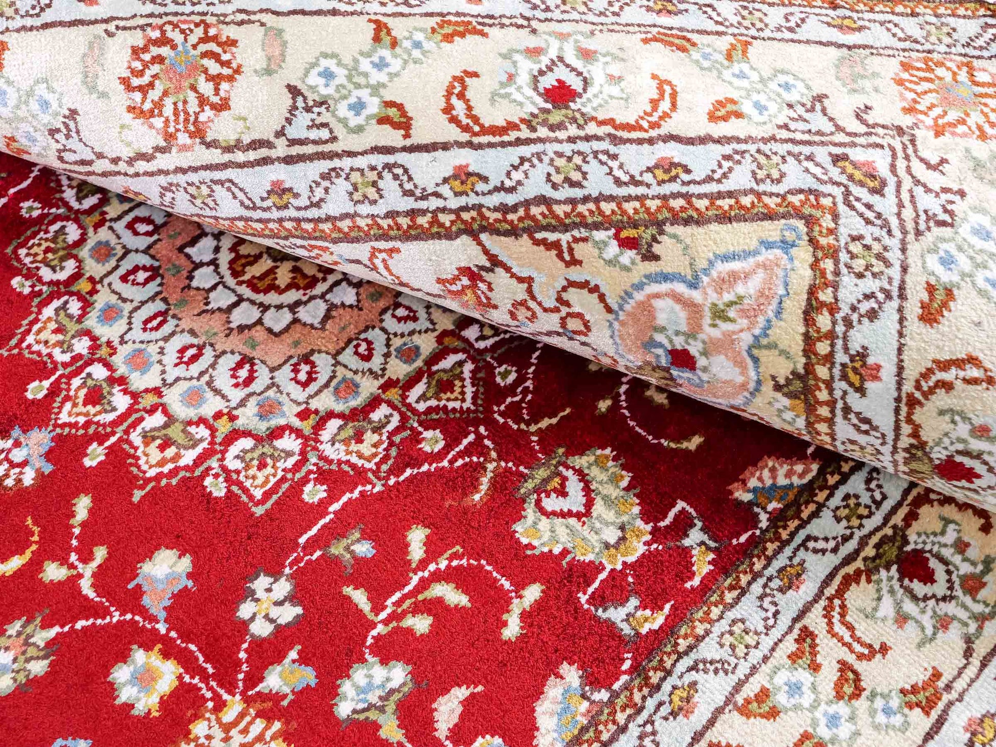 Feiner, handgeknüpfter, chinesischer Orientteppich mit Ghom Design aus Kunstseide, rot, creme, weiß. 120x77 cm. Verkauf durch Jupiter Intl.