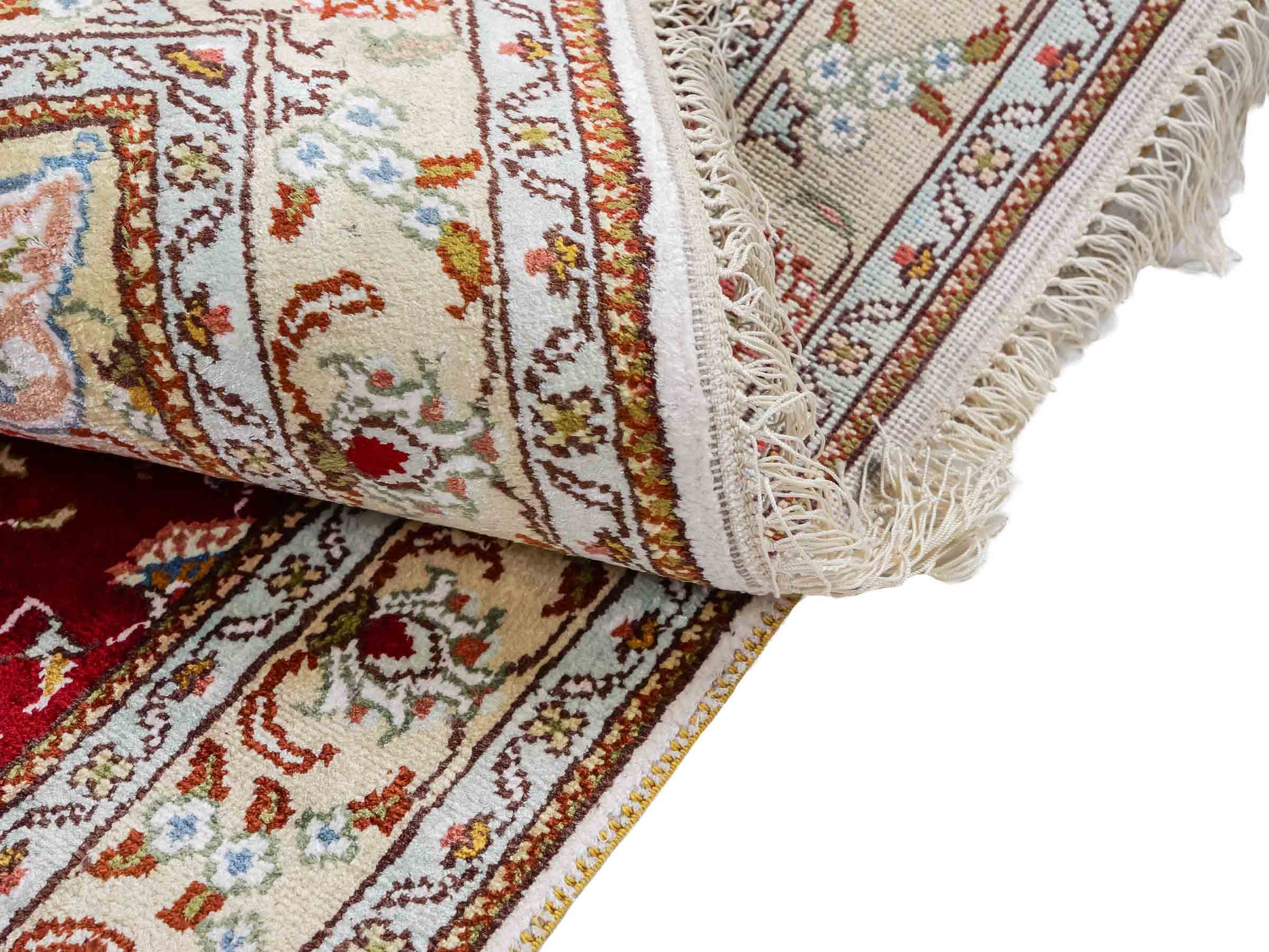 Feiner, handgeknüpfter, chinesischer Orientteppich mit Ghom Design aus Kunstseide, rot, creme, weiß. 120x77 cm. Verkauf durch Jupiter Intl.