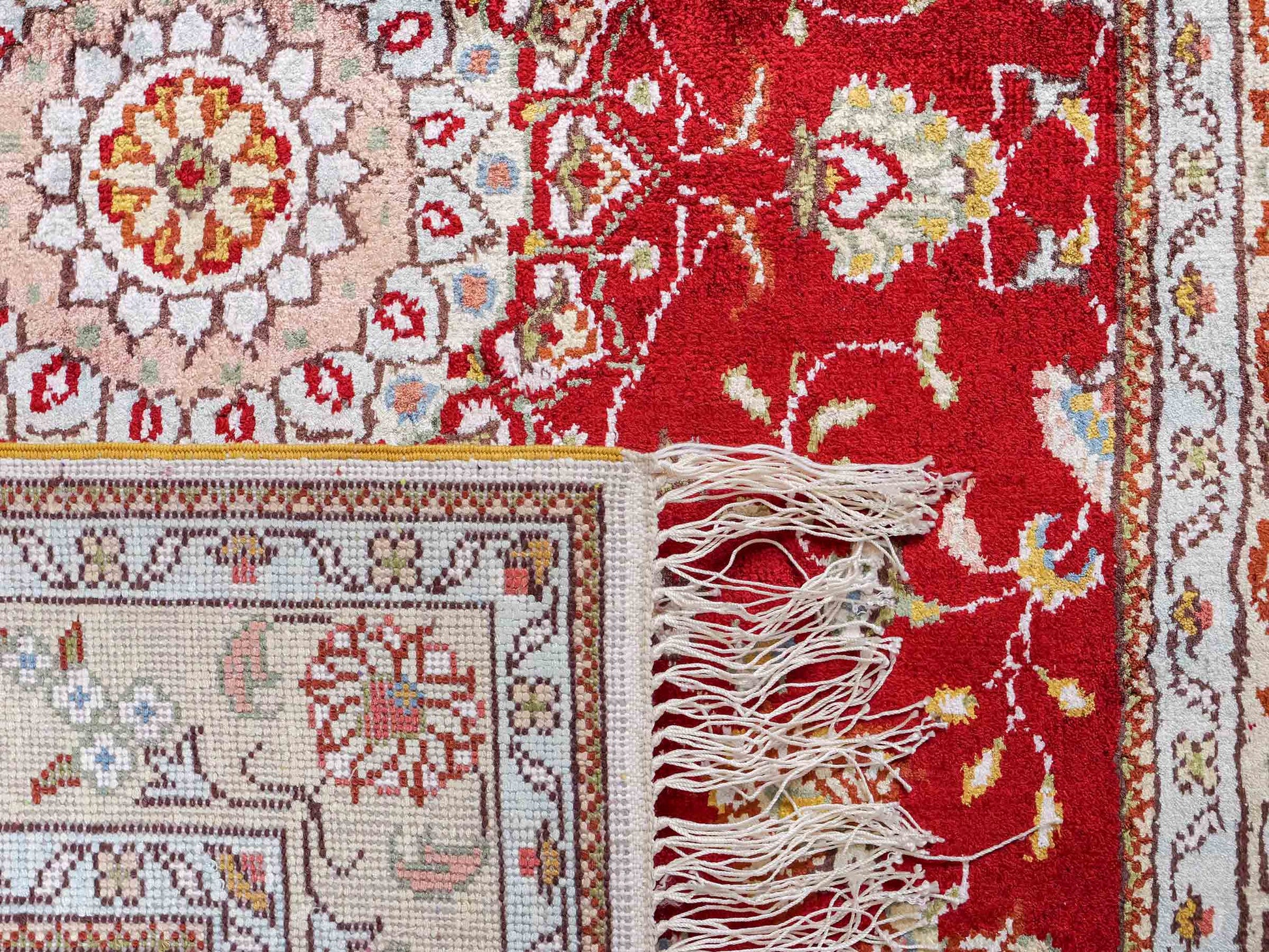 Feiner, handgeknüpfter, chinesischer Orientteppich mit Ghom Design aus Kunstseide, rot, creme, weiß. 120x77 cm. Verkauf durch Jupiter Intl.
