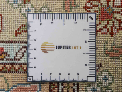 Feiner, handgeknüpfter, chinesischer Orientteppich mit Ghom Design aus Kunstseide, rot, creme, weiß. 120x77 cm. Verkauf durch Jupiter Intl.