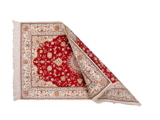 Feiner, handgeknüpfter, chinesischer Orientteppich mit Ghom Design aus Kunstseide, rot, creme, weiß. 120x77 cm. Verkauf durch Jupiter Intl.