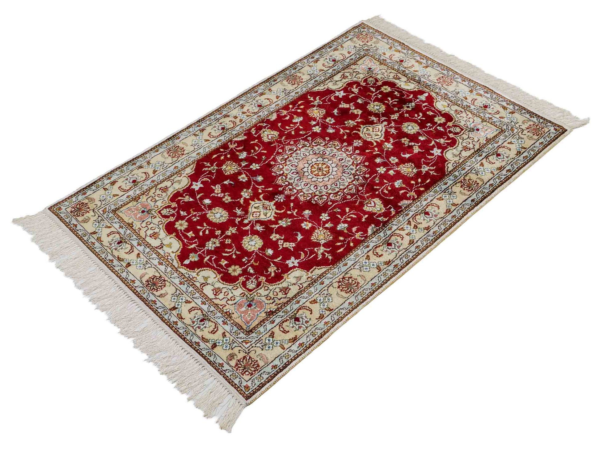 Feiner, handgeknüpfter, chinesischer Orientteppich mit Ghom Design aus Kunstseide, rot, creme, weiß. 120x77 cm. Verkauf durch Jupiter Intl.
