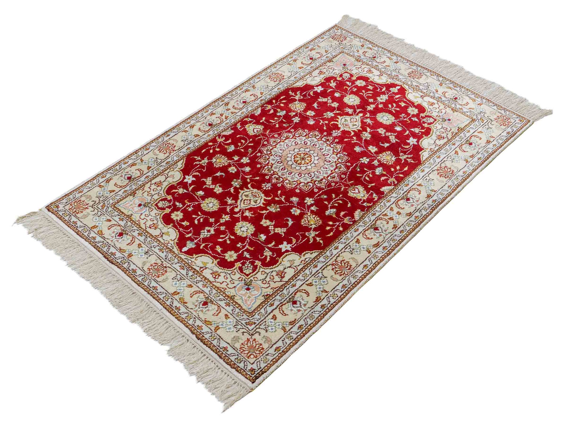 Feiner, handgeknüpfter, chinesischer Orientteppich mit Ghom Design aus Kunstseide, rot, creme, weiß. 120x77 cm. Verkauf durch Jupiter Intl.