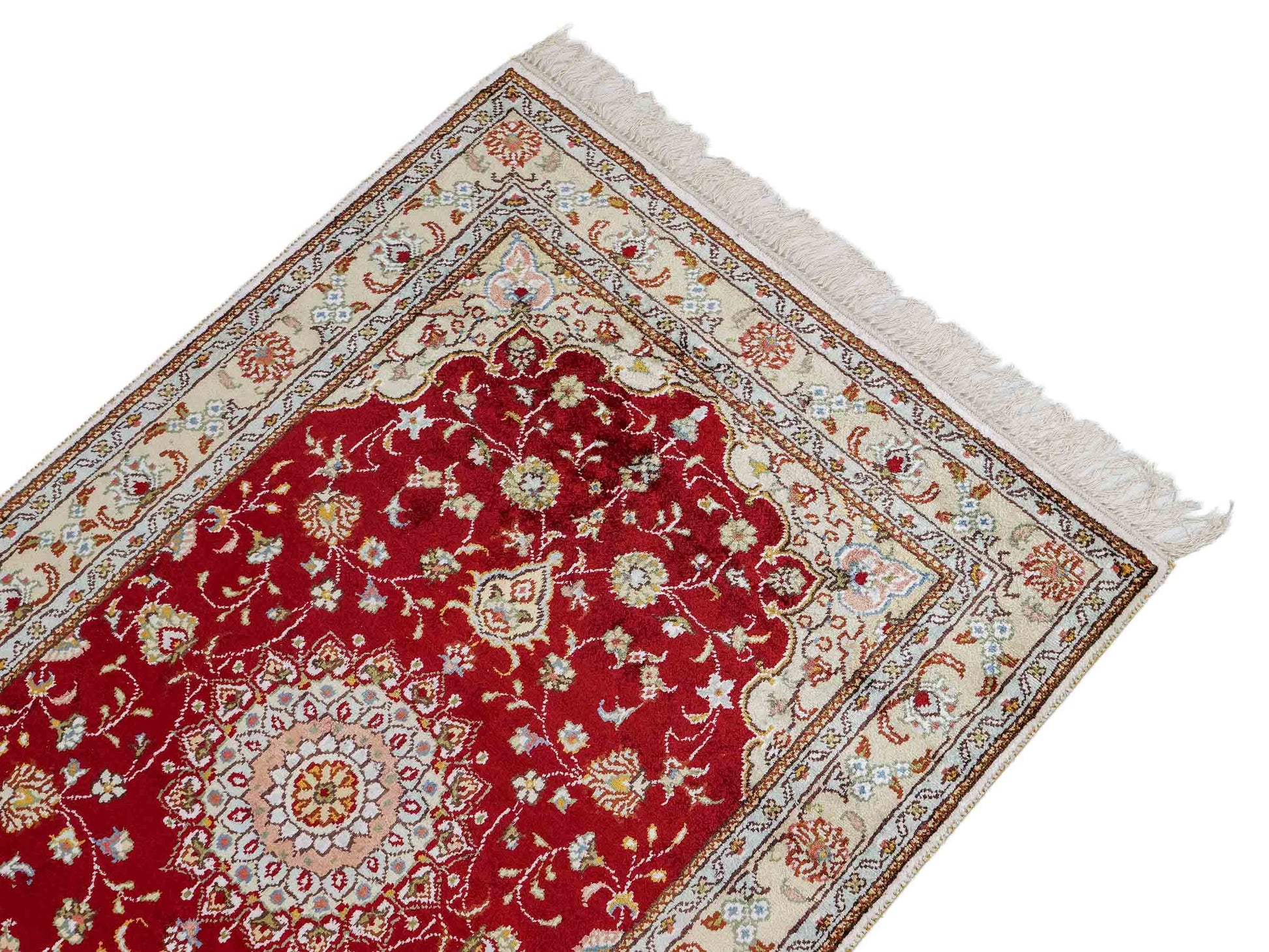 Feiner, handgeknüpfter, chinesischer Orientteppich mit Ghom Design aus Kunstseide, rot, creme, weiß. 120x77 cm. Verkauf durch Jupiter Intl.