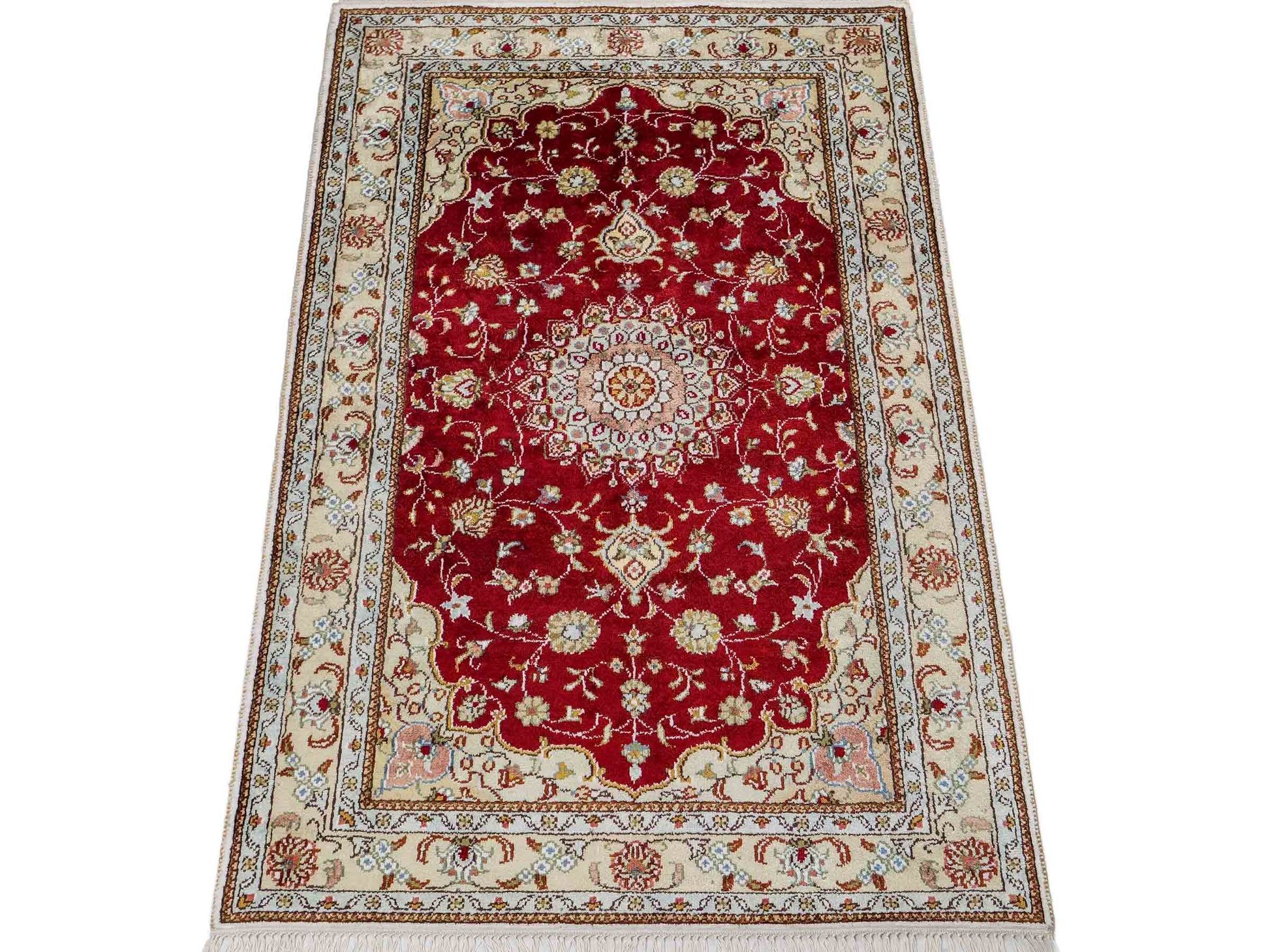 Feiner, handgeknüpfter, chinesischer Orientteppich mit Ghom Design aus Kunstseide, rot, creme, weiß. 120x77 cm. Verkauf durch Jupiter Intl.