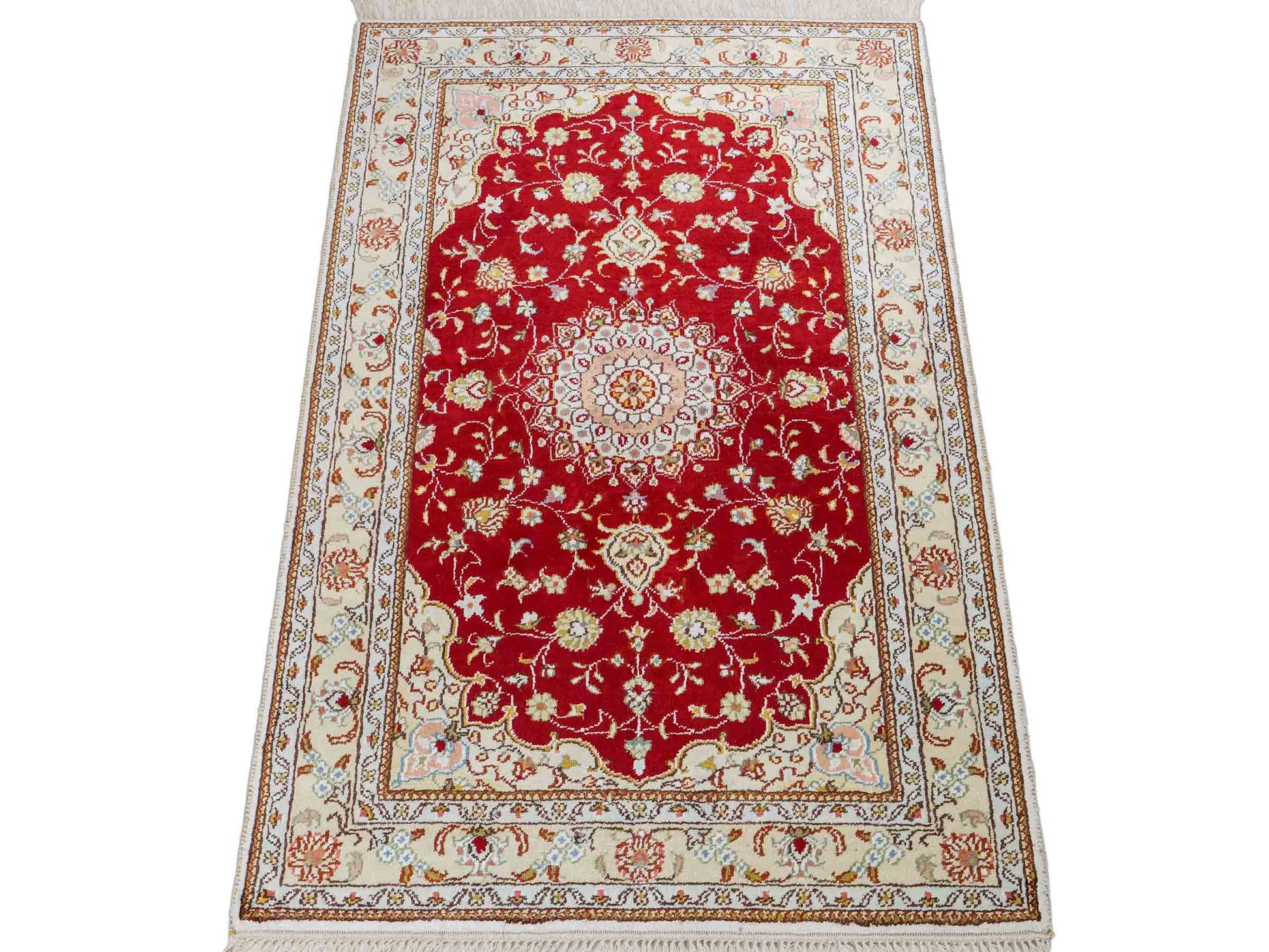 Feiner, handgeknüpfter, chinesischer Orientteppich mit Ghom Design aus Kunstseide, rot, creme, weiß. 120x77 cm. Verkauf durch Jupiter Intl.