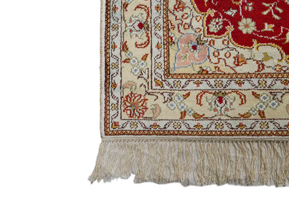 Feiner, handgeknüpfter, chinesischer Orientteppich mit Ghom Design aus Kunstseide, rot, creme, weiß. 120x77 cm. Verkauf durch Jupiter Intl.
