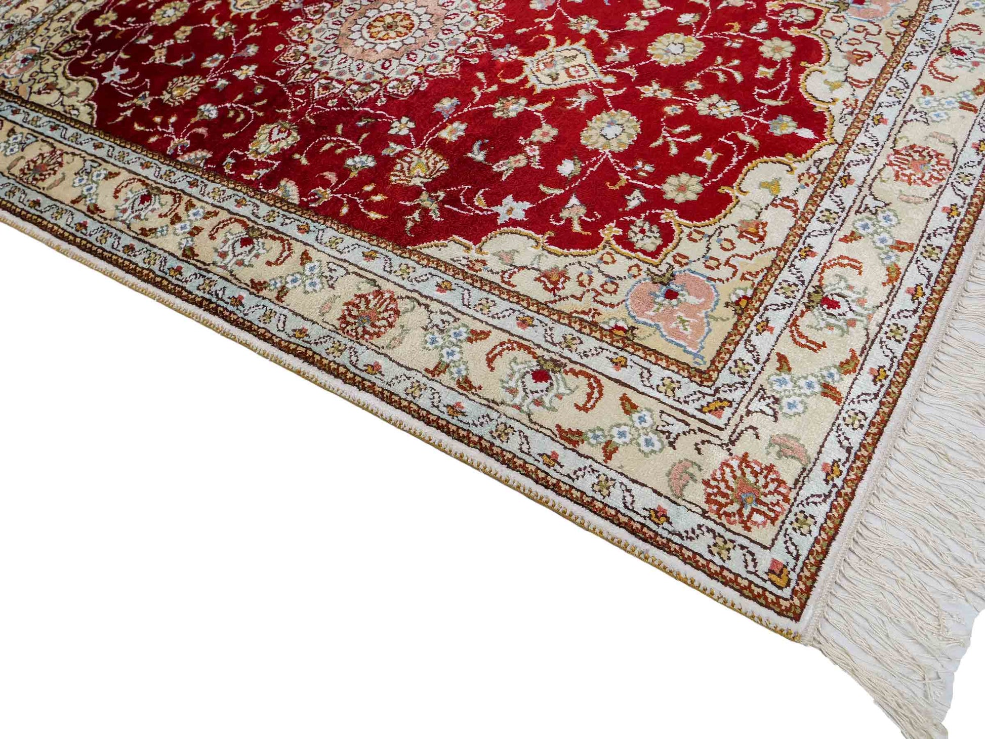 Feiner, handgeknüpfter, chinesischer Orientteppich mit Ghom Design aus Kunstseide, rot, creme, weiß. 120x77 cm. Verkauf durch Jupiter Intl.