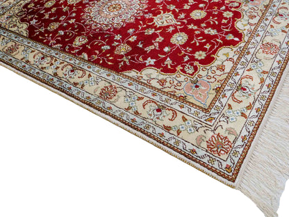 Feiner, handgeknüpfter, chinesischer Orientteppich mit Ghom Design aus Kunstseide, rot, creme, weiß. 120x77 cm. Verkauf durch Jupiter Intl.