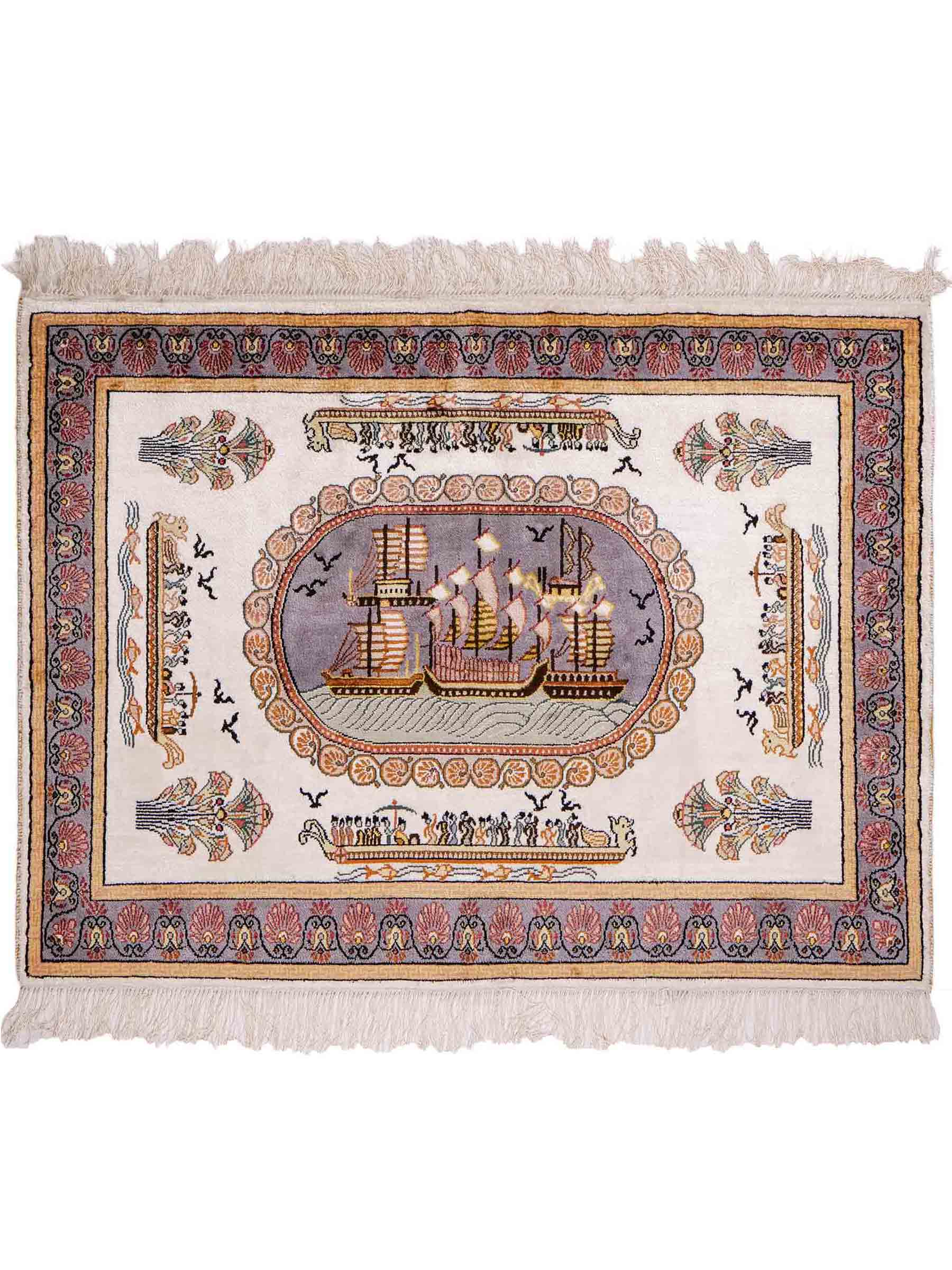 Feiner, handgeknüpfter, chinesischer Orientteppich mit Ghom Design aus Kunstseide, weiß, blau, gold. 121x95 cm. Verkauf durch Jupiter Intl.