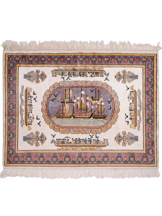 Feiner, handgeknüpfter, chinesischer Orientteppich mit Ghom Design aus Kunstseide, weiß, blau, gold. 121x95 cm. Verkauf durch Jupiter Intl.